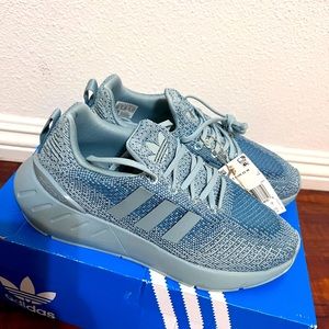 Adidas women sneaker blue swift run Knit low top